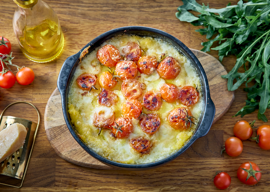 Gratin de polenta aux tomates cerise et roquette