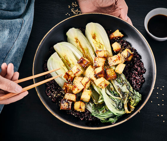 Pak choï et tofu sauté à la sauce soja et riz noir bio