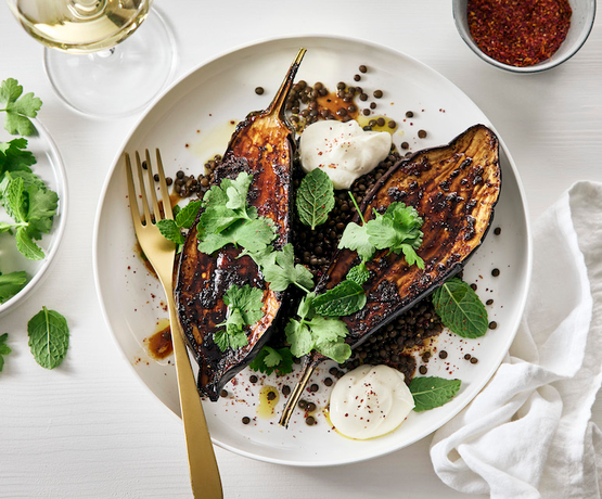 Aubergines rôties à l'harissa à la rose, salade de lentilles bio