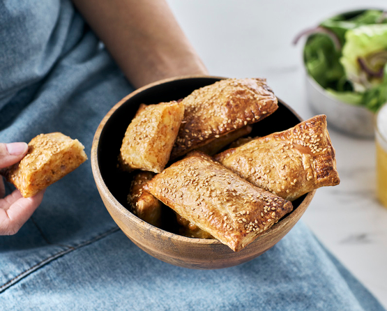 Feuilletés au fromage et salade de saison bio
