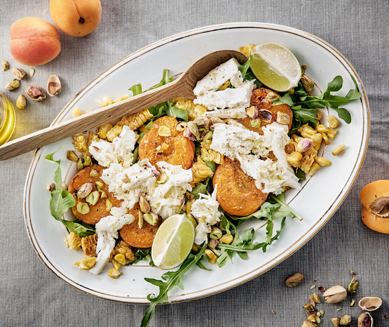 Assiette d'été aux abricots, burrata, pistaches et maïs bio