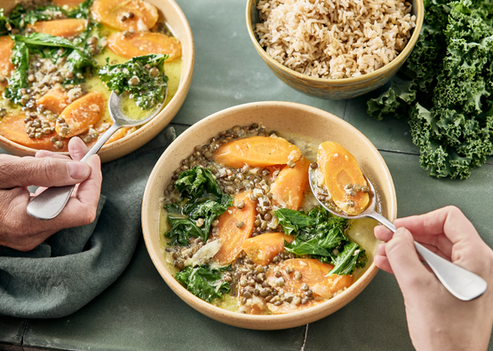 Soupe de lait de coco aux lentilles, épinards et carottes