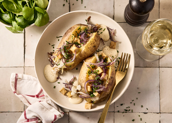 Pommes de terre farcies, sauce au parmesan et tofu fumé bio