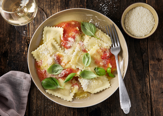 Raviolis frais au poivre et pecorino, sauce beurre tomate bio
