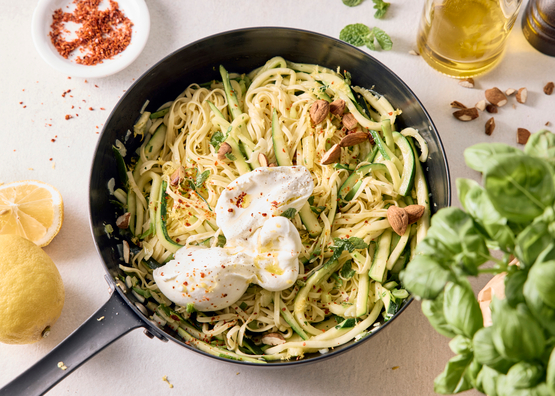 Tagliatelles fraiches aux courgettes, citron et burrata bio