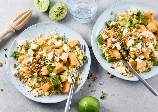 Assiette d'orzo, melon, concombre et feta bio