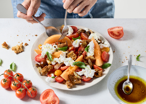 Assiette de tomates, mozzarella et melon bio
