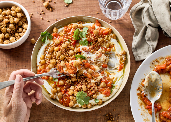 Labneh, tomates, poivrons et pois chiches rôtis bio