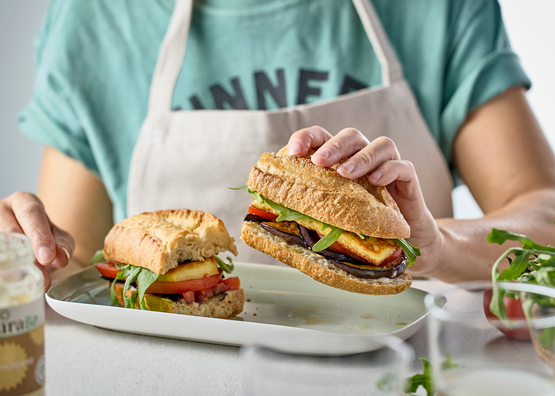 Sandwich chaud à l'halloumi et légumes grillés bio