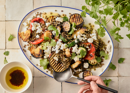 Salade de légumes grillés et légumineuses bio