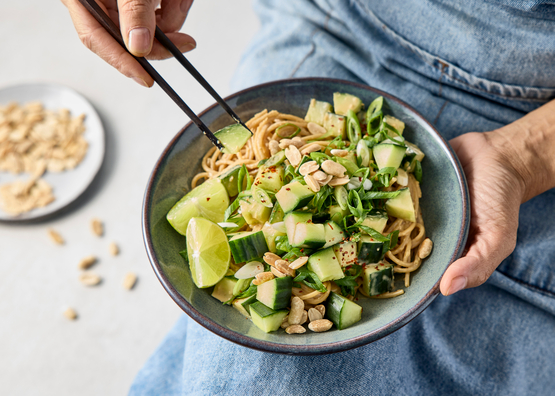 Bowl épicé, concombre et cacahuètes bio
