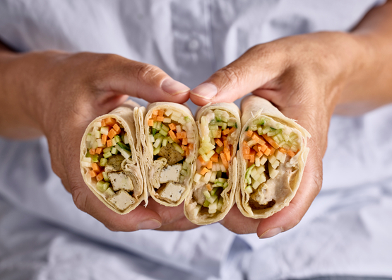 Wrap au tofu, houmous et crudités bio