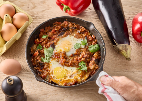 Shakshuka à l'aubergine et au poivron bio