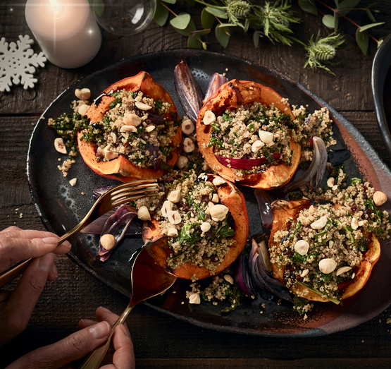 Potimarron farci au quinoa, chou kale & noisettes Les Filles bio