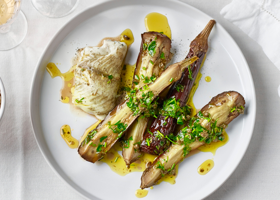 Pêche du jour et aubergines aux herbes bio