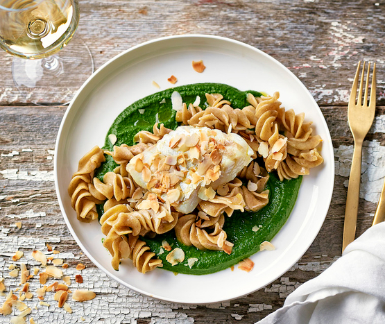 Fusilloni frais à la crème d'épinards, pêche du jour et amandes