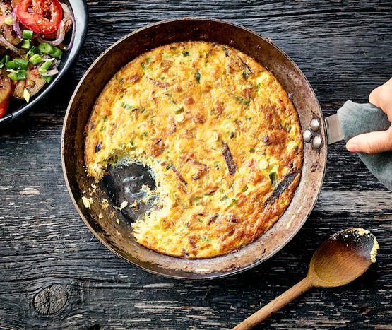 Frittata de poisson fumé et salade de tomates