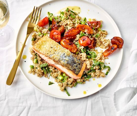 Saumon grillé, tomates cerises rôties et quinoa frais bio