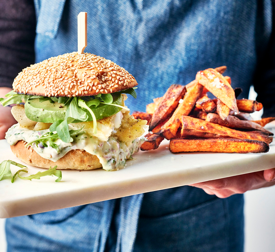 Burger de poisson, sauce aux câpres et aux herbes