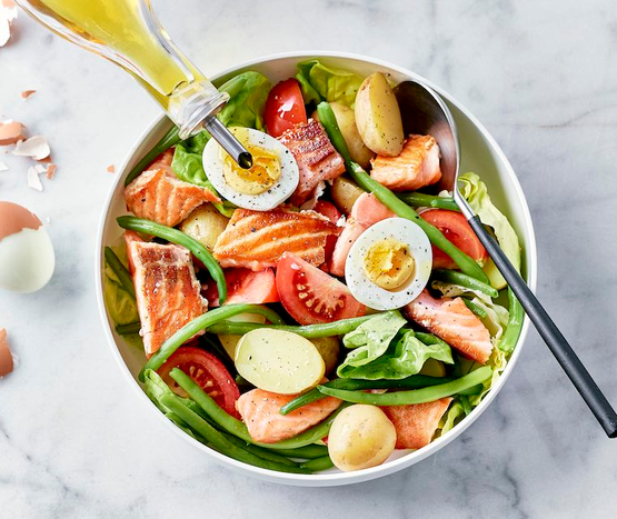 Bowl frais au saumon, légumes et pommes de terre