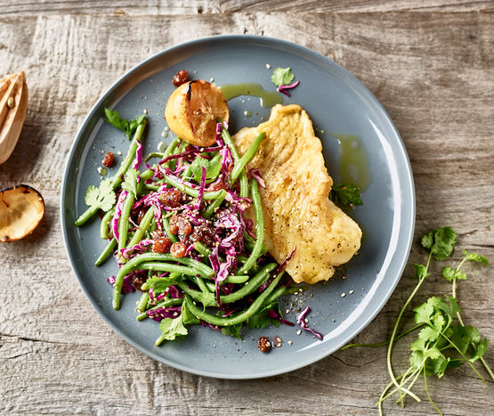 Poisson poêlé, salade de haricots verts et chou rouge