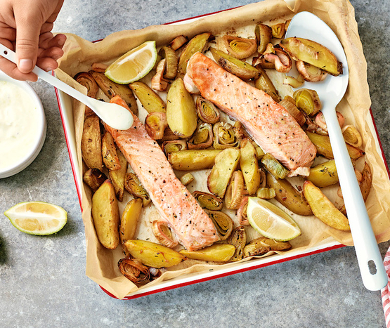 Saumon aux poireaux et pommes de terre rôties, sauce au yaourt