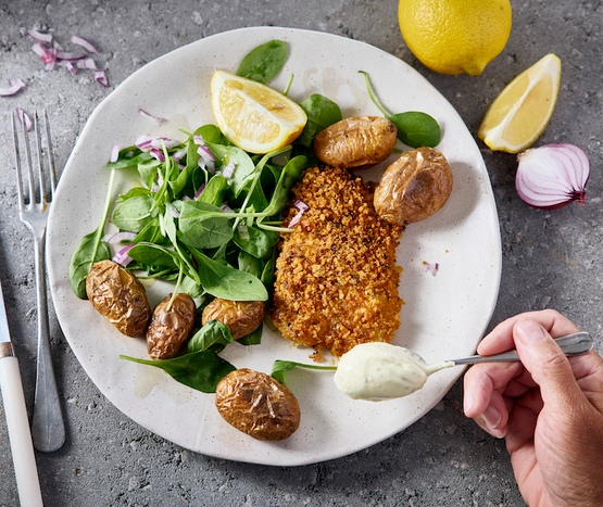 Pêche du jour en croute, jeunes pousses d'épinard, pommes de terre sautées