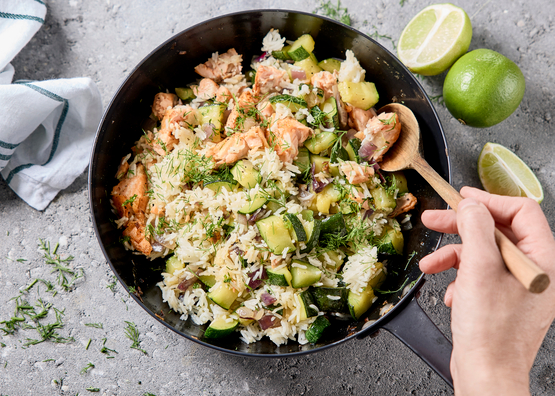 Riz sauté au saumon et courgette