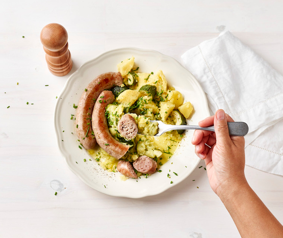 Saucisses de campagne, écrasé de pommes de terre aux courgettes