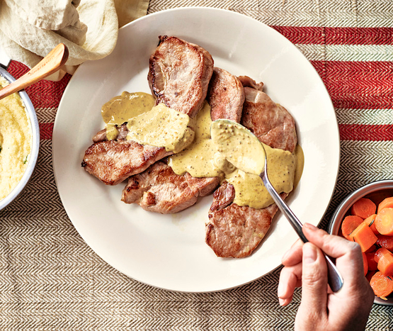Sautés de porc sauce curry, carottes et polenta au persil