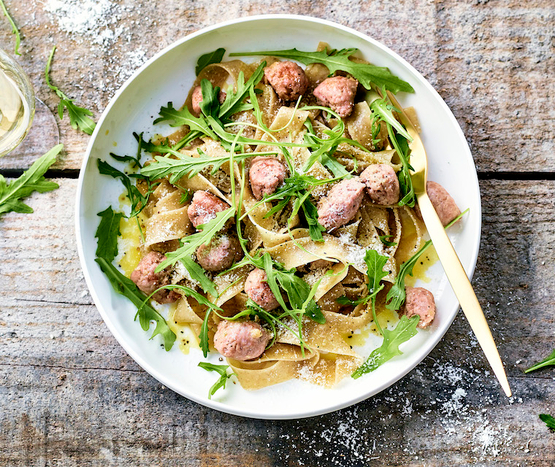 Pâtes à la saucisse, roquette et parmesan bio