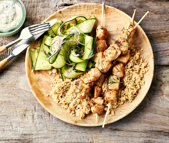 Brochettes de poulet, salade de concombre & tzatziki
