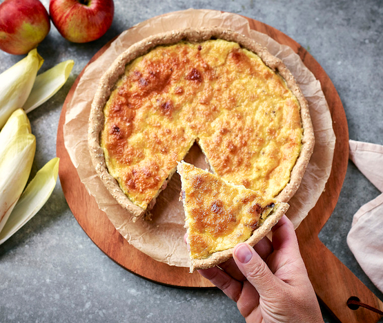 Quiche lorraine et salade de pommes-chicons
