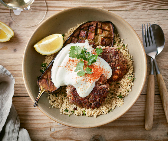 Steak haché au boeuf et aubergine grillée à l'orientale