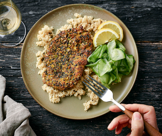 Filet de poulet pané aux graines et tagliatelle de concombre