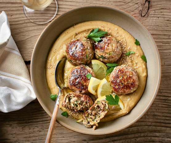 Boulettes de poulet et aubergines, houmous