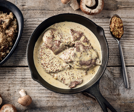 Steak de boeuf, sauce moutarde et champignons