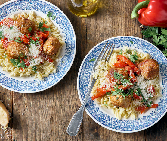 Boulettes de volaille aux poivrons et pâtes grecques
