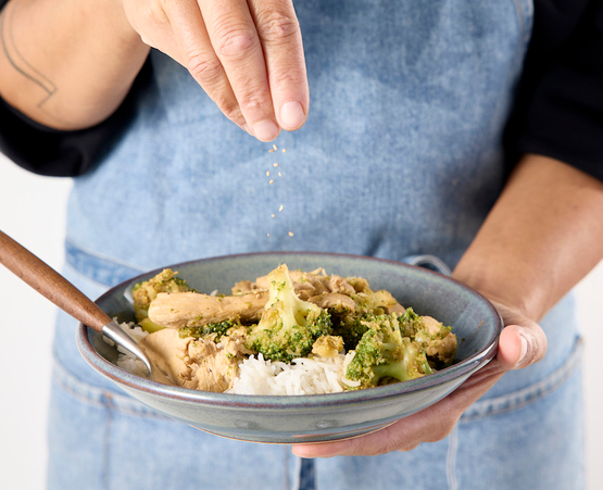 Poulet et brocoli sautés au sésame