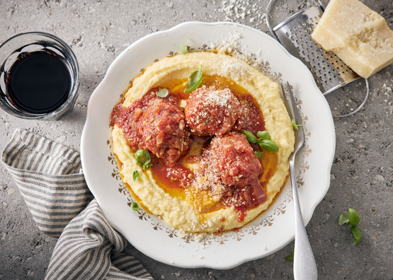 Boulettes de poulet, sauce tomate et polenta au parmesan