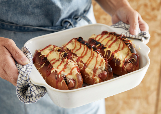 Hot dog gratiné aux oignons caramélisés