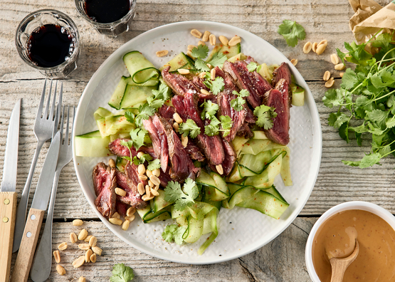 Filet de boeuf, salade de concombre aux cacahuètes grillées