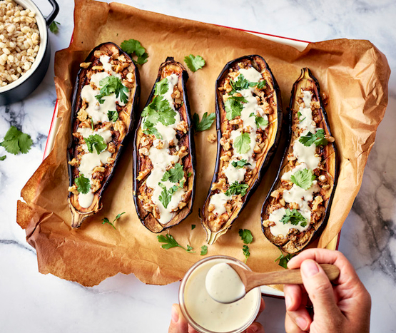Aubergines rôties, crumble aux noix, sauce aux herbes
