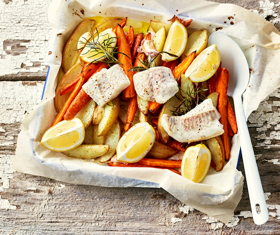 Poisson rôti au citron, ail, romarin & pommes de terre