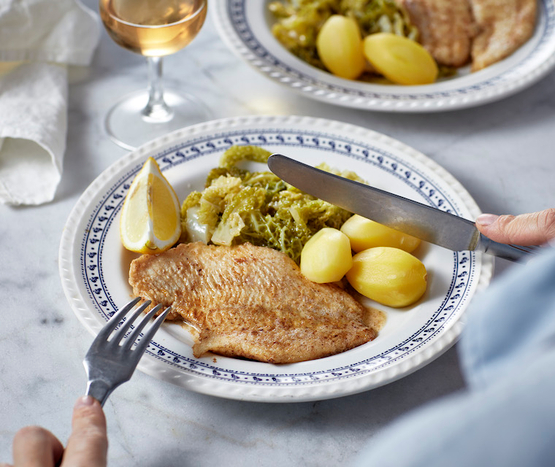 Poisson blanc meunier, pommes de terre vapeur et poêlée de chou