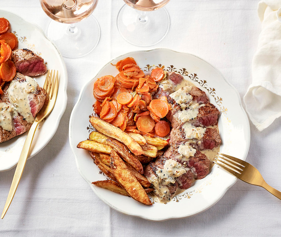 Steak de boeuf sauce au poivre et pommes de terre rôties