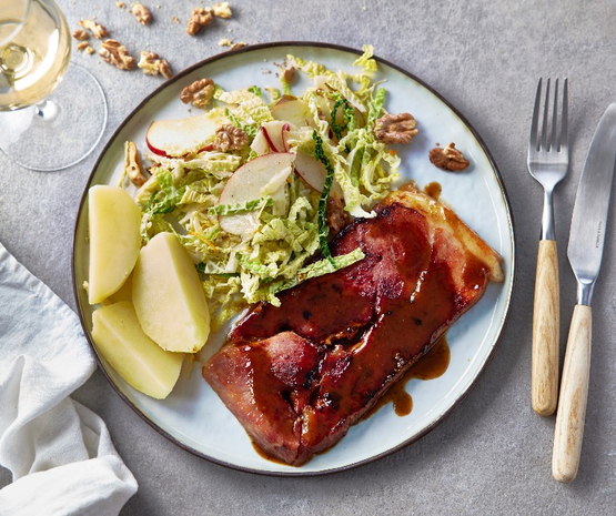 Jambon poêlé au miel, salade de chou, pommes et noix
