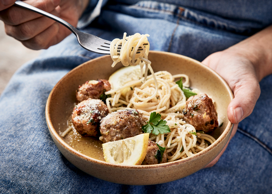 Spaghetti à l'ail et aux herbes, boulettes de poulet