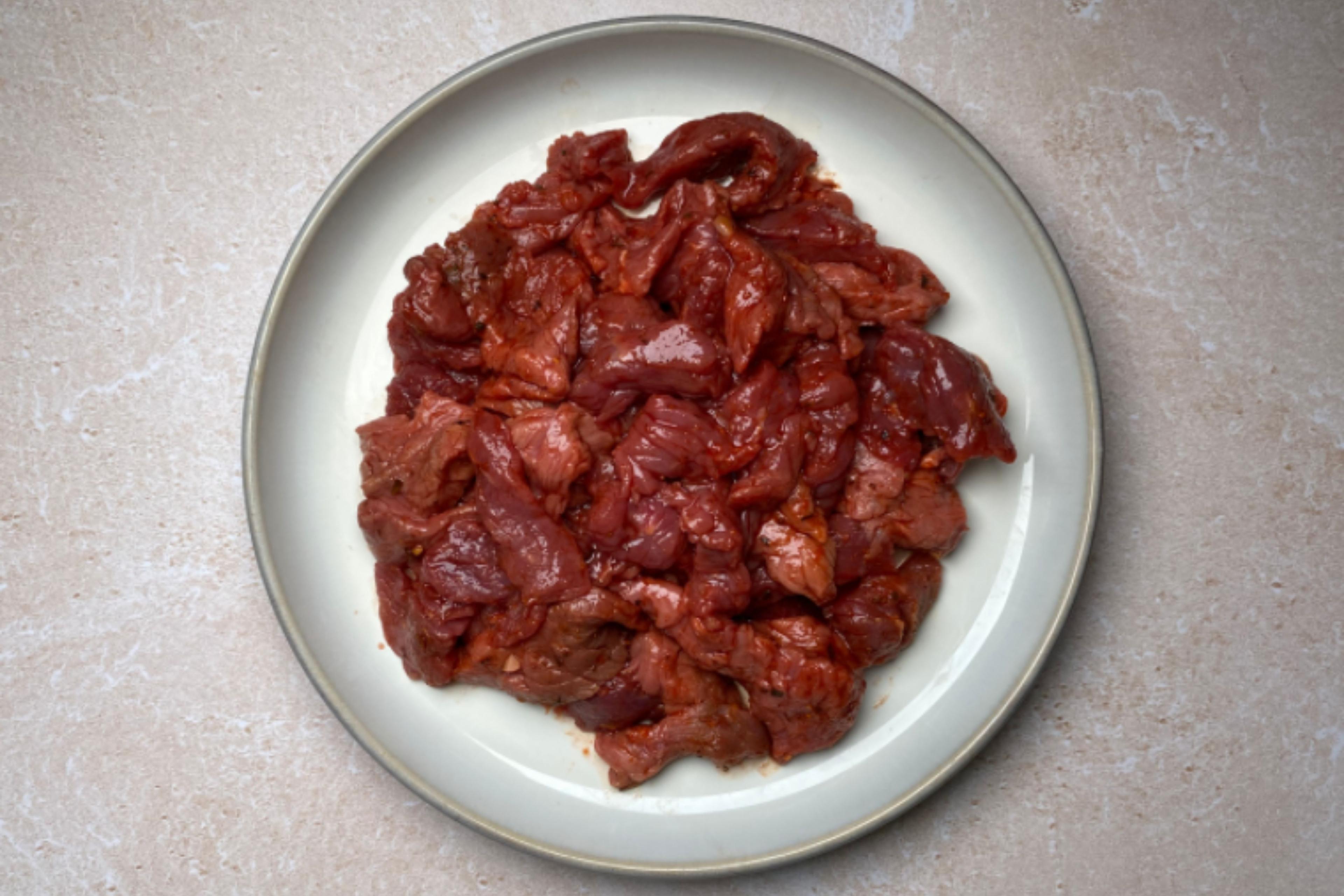 Gemarineerd rundvlees voor wok.