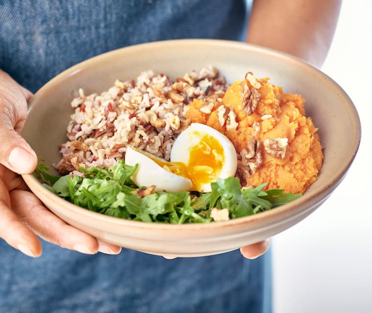 Healthy bowl met pompoen, wilde rijst en zachtgekookt ei